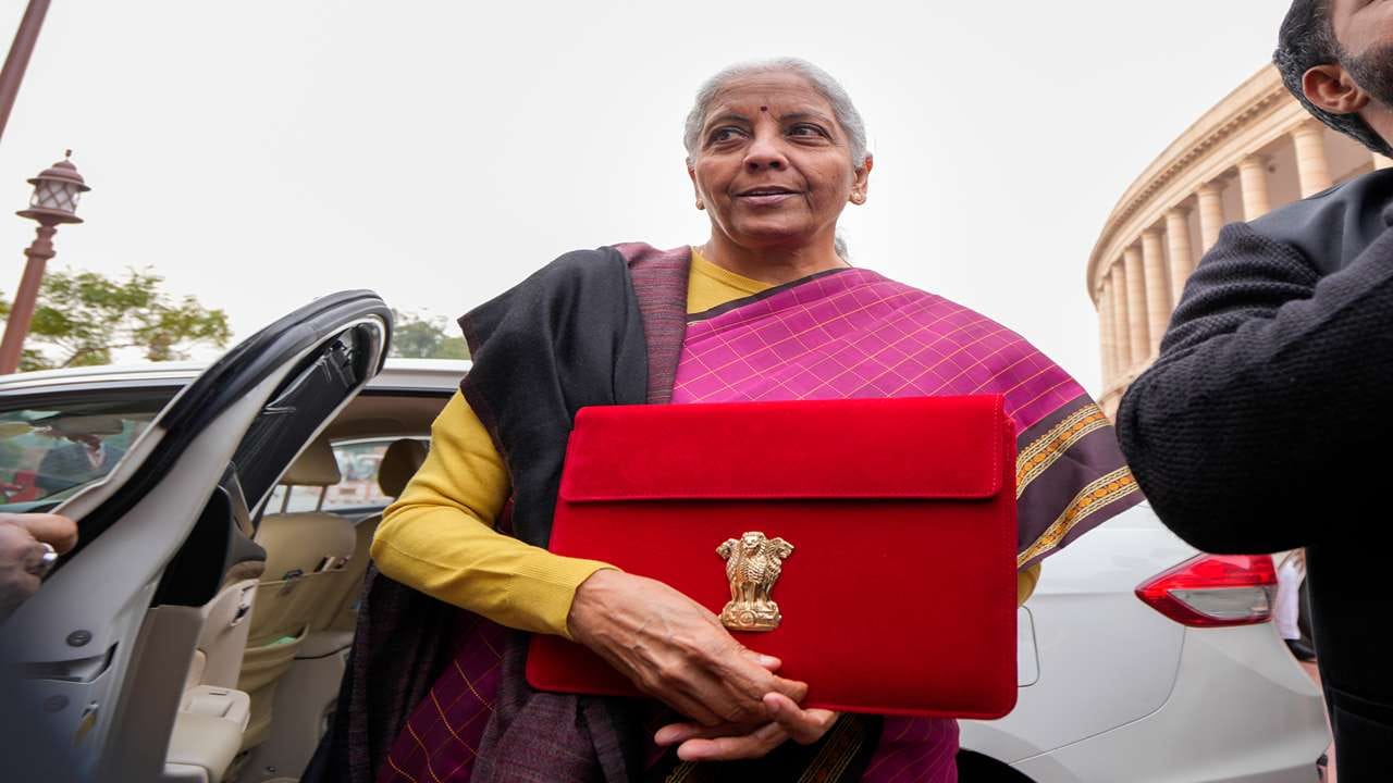 ટેક્સટાઇલ અને હીરા ઉદ્યોગ ક્ષેત્રે ઇન્ટિગ્રેટેડ ટેક્સટાઇલ પ્રોગ્રામ, એક્સપોર્ટ પ્રોત્સાહન અને કસ્ટમ્સ છૂટછાટો જાહેર કરાઈ છે. જેના કારણે સુરતના ટેક્સટાઇલ અને ડાયમંડ સેક્ટરને સ્પષ્ટ ફાયદો થઈ શકે છે.