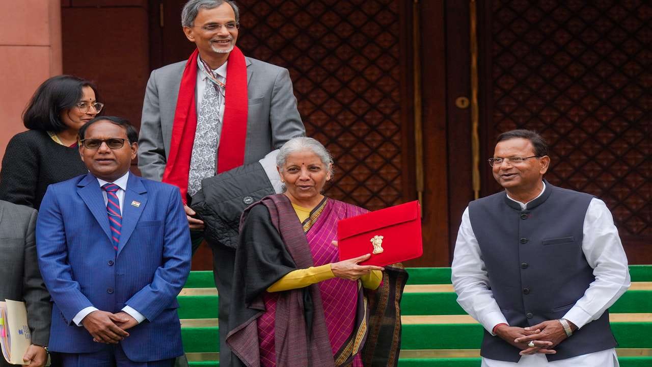 પ્રવાસન અને સેવા ક્ષેત્ર માટે પણ મહત્વની જાહેરાત કરાઈ હોવાથી, હેરિટેજ સાઇટ્સ, મેડિકલ ટુરિઝમ, ડિઝાઇન અને સ્પોર્ટ્સ ઇન્ફ્રાસ્ટ્રક્ચરનો વિકાસ થશે. ધોળોવીરા, સ્ટેચ્યુ ઓફ યુનિટી અને અન્ય હેરિટેજ સ્થળોને પરોક્ષ લાભ