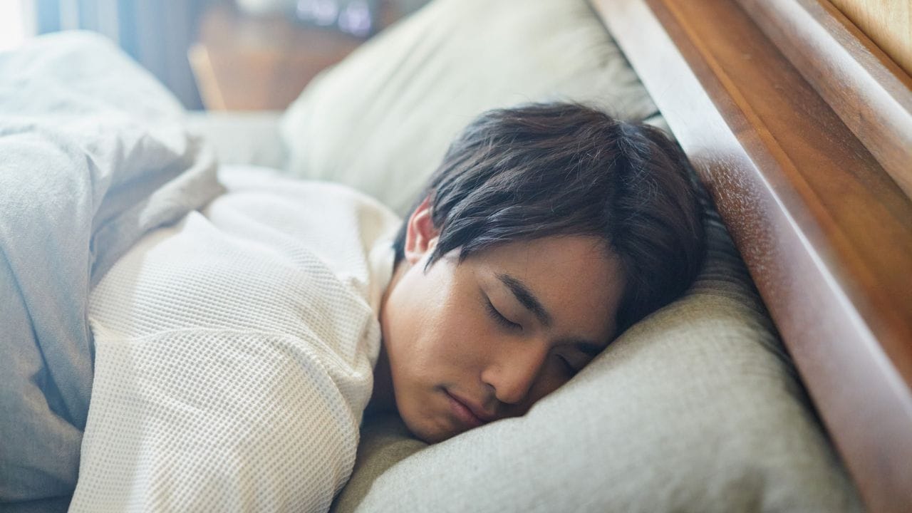 ઓવરસ્લીપિંગથી મગજનાં ઘટક કાર્ય પર અસર પહોંચી શકે છે. દિમાગની મેમરી અને ધ્યાન કેન્દ્રિત કરવાની ક્ષમતા ઘટી જાય છે, તેમજ ચિંતા, ચિડચિડાપણું અને ડિપ્રેશન જેવા લક્ષણો થવા લાગે છે.