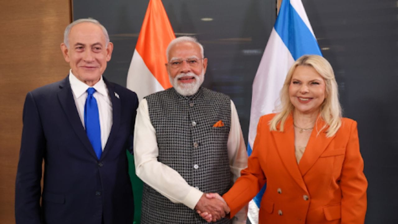 નેસેટમાં તેમના ભાષણ પછી, પ્રધાનમંત્રી મોદીએ ઇઝરાયલી સંસદના સભ્યો સાથે વાતચીત કરી. કાયદા ઘડનારાઓએ પ્રધાનમંત્રી મોદી સાથે સેલ્ફી અને ફોટોગ્રાફ્સ લીધા. પ્રધાનમંત્રી મોદીને તેમના ભાષણ દરમિયાન ઉભા થઈને તાળીઓના ગડગડાટથી વધાવી લેવામાં આવ્યા. પોતાના ભાષણમાં, પીએમ મોદીએ જણાવ્યું હતું કે ભારત ઇઝરાયલના સંકલ્પ, હિંમત અને સિદ્ધિઓ માટે ખૂબ આદર ધરાવે છે.