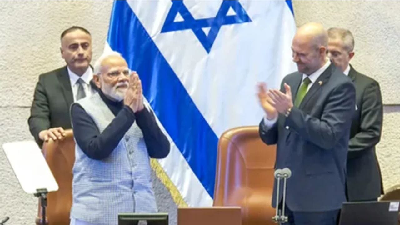 પીએમ મોદીએ સોશિયલ મીડિયા પર લખ્યું, "નેસેટ મેડલ પ્રાપ્ત કરીને મને ખૂબ જ સન્માન મળ્યું છે. હું તેને નમ્રતા અને કૃતજ્ઞતા સાથે સ્વીકારું છું." આ કોઈ એક વ્યક્તિ માટે સન્માન નથી, પરંતુ ભારત અને ઇઝરાયલ વચ્ચેની સ્થાયી મિત્રતા માટે છે. તે આપણા બંને રાષ્ટ્રોને માર્ગદર્શન આપતા સહિયારા મૂલ્યોને પ્રતિબિંબિત કરે છે.