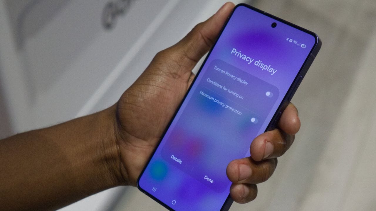 બેંકિંગ એપ્લિકેશનો, વોટ્સએપ, સ્નેપચેટ, ઇન્સ્ટાગ્રામ, જીમેલ અથવા અન્ય કોઈપણ એપ્લિકેશન જે કોઈને તમારા સંવેદનશીલ ડેટા વાંચવાની મંજૂરી આપી શકે છે.