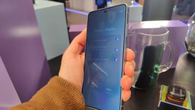 સેમસંગે એક જબરદસ્ત ફીચર લઈને આવ્યું છે જેમાં તમારા ફોનમાં શું ચાલી રહ્યું છે તે તમારી બાજુમાં બેઠેલી વ્યક્તિ પણ નહીં જોઈ શકે. આ ફીચરથી તમારે તમારી ગોપનીયતા વિશે ચિંતા કરવાની જરૂર નથી. ઘરે, મેટ્રોમાં કે ઓફિસમાં તમારી બાજુમાં બેઠેલા લોકો પણ તમારી ગુપ્ત ચેટ્સ જોઈ શકશે નહીં. સેમસંગે Privacy Display નામની સુવિધા રજૂ કરી છે, જેને "પ્રાઈવસી બોસ" કહી શકાય.