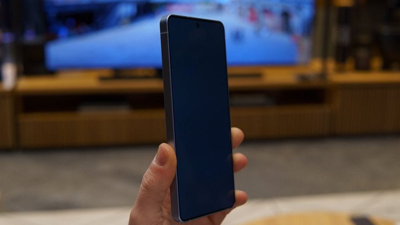 ઘણા લોકો ઘણીવાર ગોપનીયતા સ્ક્રીન પ્રોટેક્ટરનો ઉપયોગ કરે છે, જે નજીકમાં બેઠેલી વ્યક્તિને ડિસ્પ્લે પરની સામગ્રી સ્પષ્ટ રીતે જોવાથી અટકાવે છે. જોકે આ કાયમી ઉકેલ નથી, સેમસંગે ગોપનીયતા સ્ક્રીન પ્રોટેક્ટરની જરૂરિયાતને દૂર કરી છે અને ગોપનીયતા મોડ ઓફર કરે છે, જે વધુ સારી રીતે કાર્ય કરે છે.