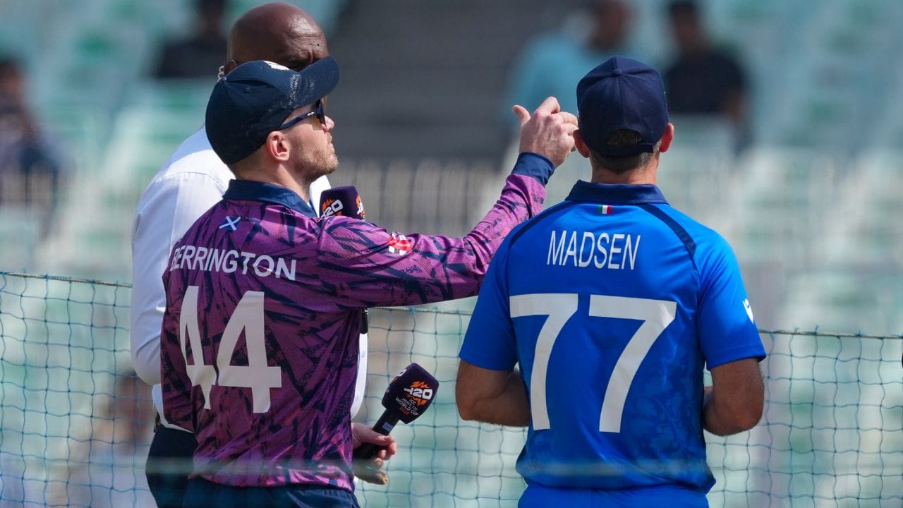 ઇટાલીએ T20 વર્લ્ડ કપમાં પોતાનું ડેબ્યૂ કર્યું. કોલકાતાના ઇડન ગાર્ડન્સમાં ટીમ સ્કોટલેન્ડ સામે હારી ગઈ. આ મેચમાં વેઇન મેડસેને ઇટાલીનું નેતૃત્વ કર્યું. સ્કોટલેન્ડે પહેલા બેટિંગ કરી અને ઇનિંગની શરૂઆતમાં મેડસેન ઘાયલ થયો. ચોથી ઓવરમાં, તેણે જ્યોર્જ મુન્સીના શોટને રોકવા માટે ડાઇવ માર્યો. બોલ અટક્યો નહીં, પરંતુ તેણે પોતાને ઇજા પહોંચાડી. (Image Cridet: PTI)