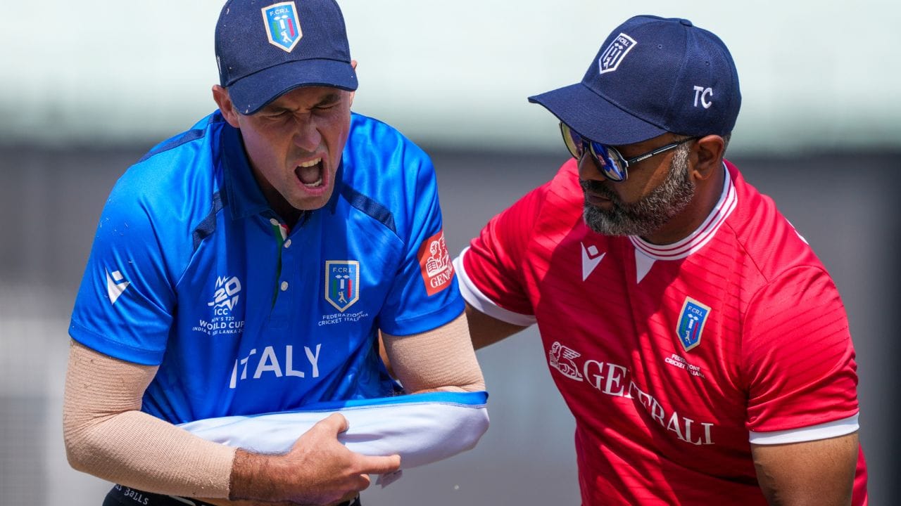 બોલને રોકવાનો પ્રયાસ કરતી વખતે વેન મેડસન ડાબા ખભા પર પડી ગયો. તેનાથી તેનો ખભા અલગ થઈ ગયો. તેને ખૂબ દુખાવો થતો હોય તેવું લાગતું હતું. ફિઝિયો તેની તપાસ કરવા આવ્યા, અને મેડસન મેદાન છોડીને ચાલ્યો ગયો. નવમી ઓવર પછી, એક અપડેટ આવ્યું જેમાં કહેવામાં આવ્યું કે મેડસન મેચમાં વધુ ભાગ લઈ શકશે નહીં. પરિણામે, તે બેટિંગ કરી શક્યો નહીં. (Image Cridet: PTI)