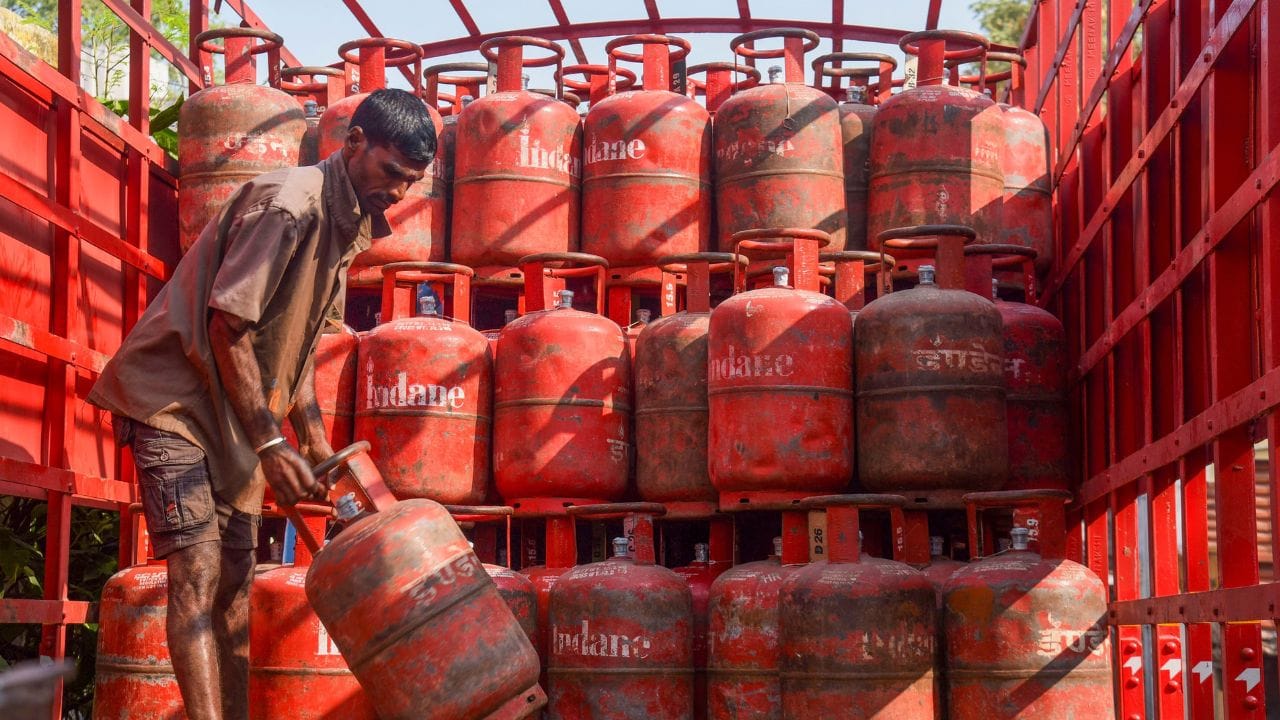LPG ગેસ સિલિન્ડર: દર મહિનાની શરૂઆતમાં LPG ના ભાવ બદલાય છે. છેલ્લા કેટલાક સમયથી, ફક્ત કોમર્શિયલ ગેસ સિલિન્ડરના ભાવમાં ફેરફાર જોવા મળ્યો છે. LPG સિલિન્ડરના ભાવ સ્થિર રહ્યા છે. ગયા મહિને, કંપનીઓએ 19 કિલોગ્રામના કોમર્શિયલ LPG સિલિન્ડરના ભાવમાં આશરે ₹49નો વધારો કર્યો હતો. આ મહિને પણ ફેરફારોની અપેક્ષા છે.