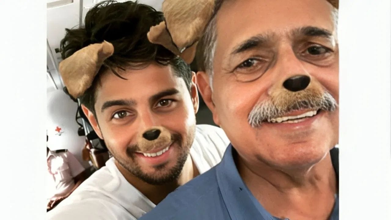 સુનીલ મલ્હોત્રા મર્ચન્ટ નેવીમાં પૂર્વ કેપ્ટન તરીકે ફરજ બજાવી ચૂક્યા હતા. સિદ્ધાર્થ તેમના સાથે ખૂબ જ નજીકના સંબંધમાં હતા. પિતાના નિધન બાદ અભિનેતાએ એક ભાવુક પોસ્ટ શેર કરી છે.