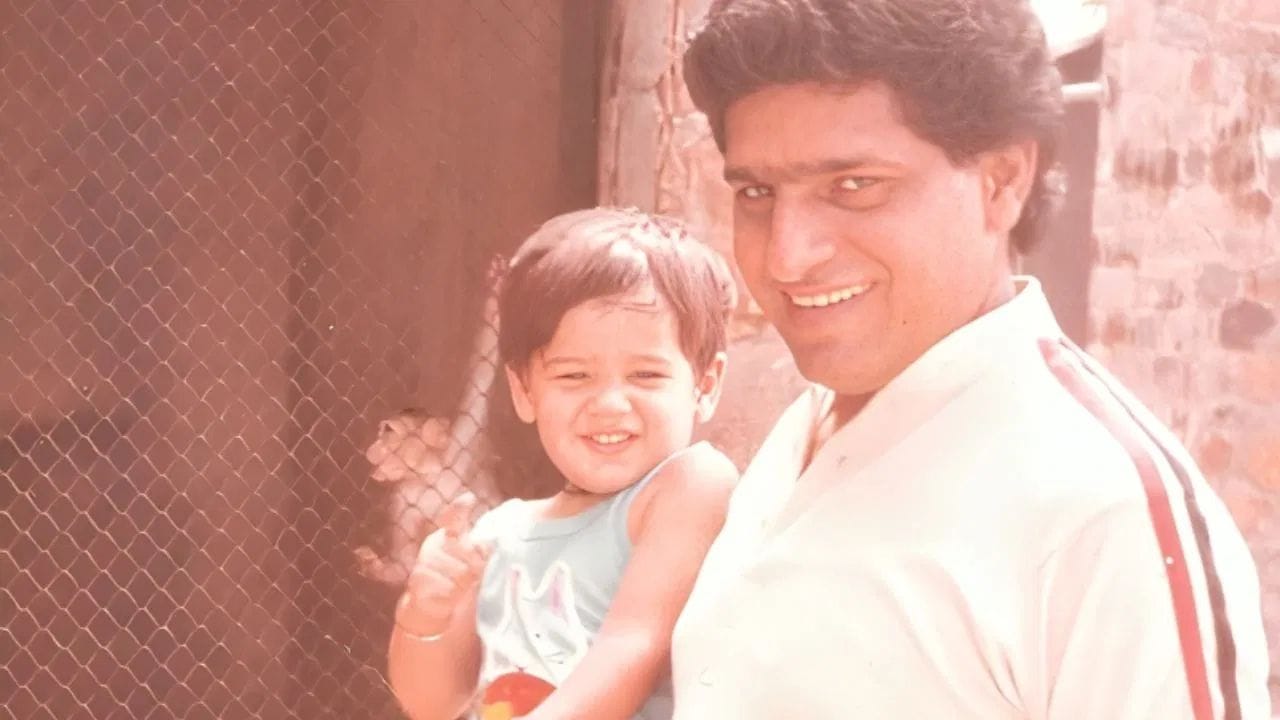 “હું આજે જે કંઈ છું, તે તમારી જ કારણે છું. હું હંમેશા તમારું નામ, તમારા મૂલ્યો અને તમારી પ્રકાશરૂપ શીખને આગળ લઈ જઇશ. લવ યુ પપ્પા.”