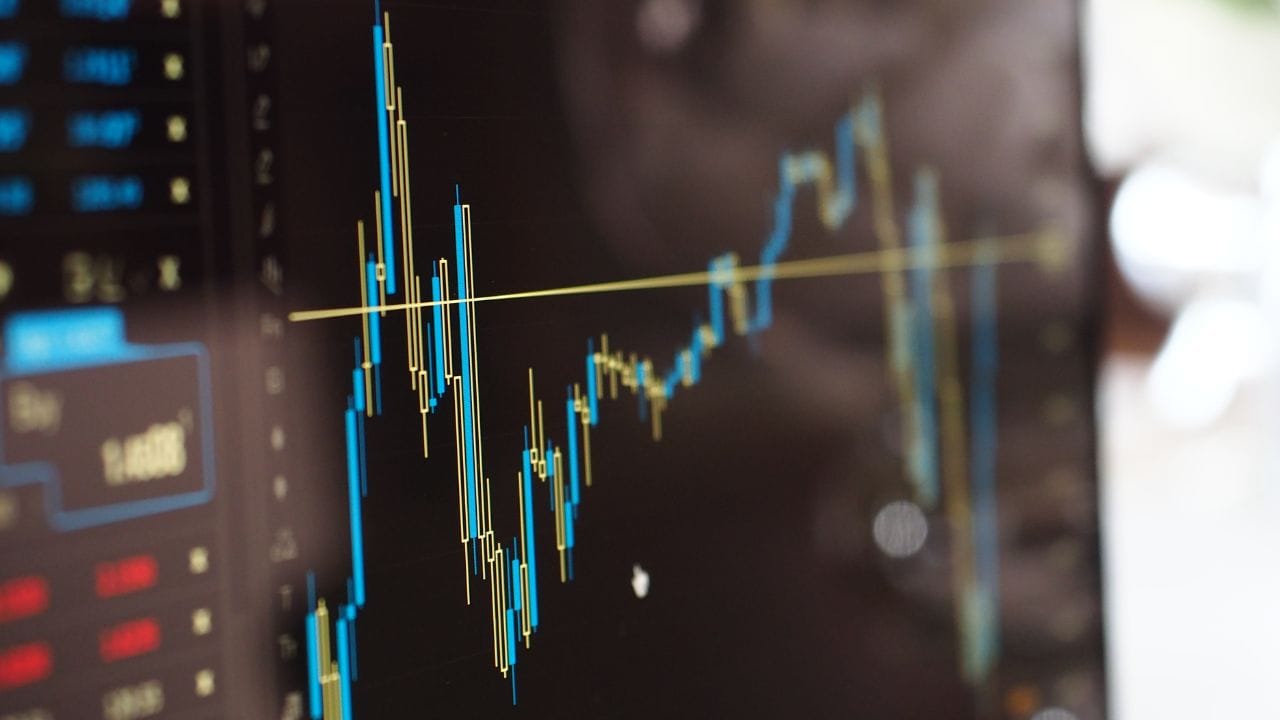 કંપનીની નાણાકીય સ્થિતિની વાત કરીએ તો ROCE 21.7 ટકા અને ROE 11.4 ટકા નોંધાયો છે, જે ઓપરેશનલ કાર્યક્ષમતાને દર્શાવે છે. NCC Limited પર કુલ દેવું રૂ.2,923 કરોડ છે, જ્યારે રિઝર્વ્સ રૂ.7,408 કરોડ છે. કંપનીમાં પ્રમોટર હોલ્ડિંગ 22.2 ટકા છે અને કુલ 5.69 લાખથી વધુ શેરહોલ્ડર્સ જોડાયેલા છે, જે સ્ટોકમાં વ્યાપક રોકાણકાર વિશ્વાસ દર્શાવે છે. ( નોંધ : અહીં આપવામાં આવેલી માહિતી ફક્ત આપનીં જાણકારી માટે છે. કોઈ પણ રોકાણ કરતા પહેલા નિષ્ણાંતોની સલાહ લેવી જરૂરી છે.) (Credits: - Canva)