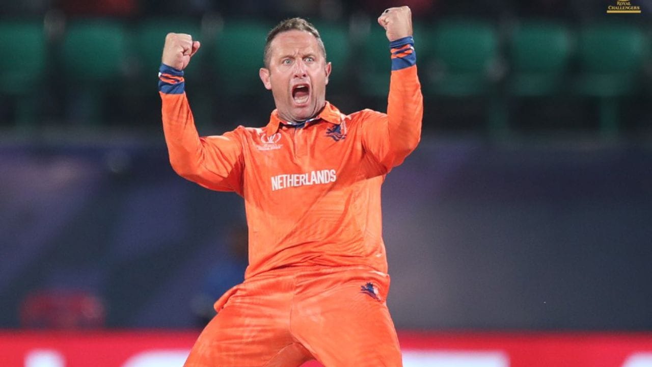 નેધરલેન્ડનો ક્રિકેટર ડેર મેરવે સાઉથ આફ્રિકા અને નેધરલેન્ડ બંન્ને દેશ માટે ઈન્ટરનેશલ ક્રિકેટ રમી ચૂક્યો છે. રુલોફ વેન ડેર મેરવે આ લીસ્ટમાં ત્રીજા સ્થાને છે. 31 ડિસેમ્બરના તે 41 વર્ષનો થયો છે. તેમણે 67 મેચમાં 561 રન બનાવ્યા છે.