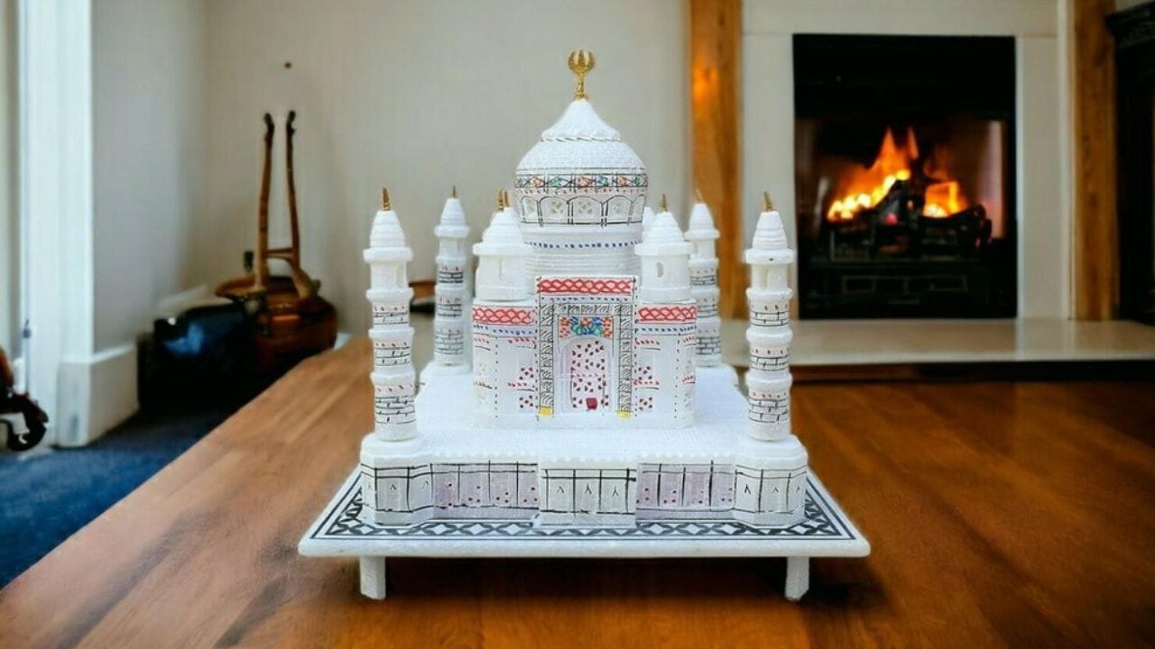 તાજમહેલને દુઃખ, સમાધિ અને મૃત્યુ સાથે જોડાયેલ સ્મારક માનવામાં આવે છે. વાસ્તુ શાસ્ત્ર મુજબ આવી વસ્તુઓ અથવા તેની પ્રતિકૃતિ ઘરમાં રાખવાથી વાસ્તુદોષ ઊભો થઈ શકે છે. માન્યતા છે કે આવા દોષના કારણે જીવનમાં વિવિધ પ્રકારની મુશ્કેલીઓનો સામનો કરવો પડી શકે છે. ઘરના સભ્યોની પ્રગતિમાં અવરોધ આવે, સ્વાસ્થ્ય સંબંધિત સમસ્યાઓ વધે અને આર્થિક તંગીનો સામનો કરવો પડે — એવી માન્યતાઓ પણ પ્રચલિત છે. તેથી કેટલાક લોકો ઘરમાં તાજમહેલનો શોપીસ અથવા ફોટો ન રાખવાની સલાહ આપે છે.