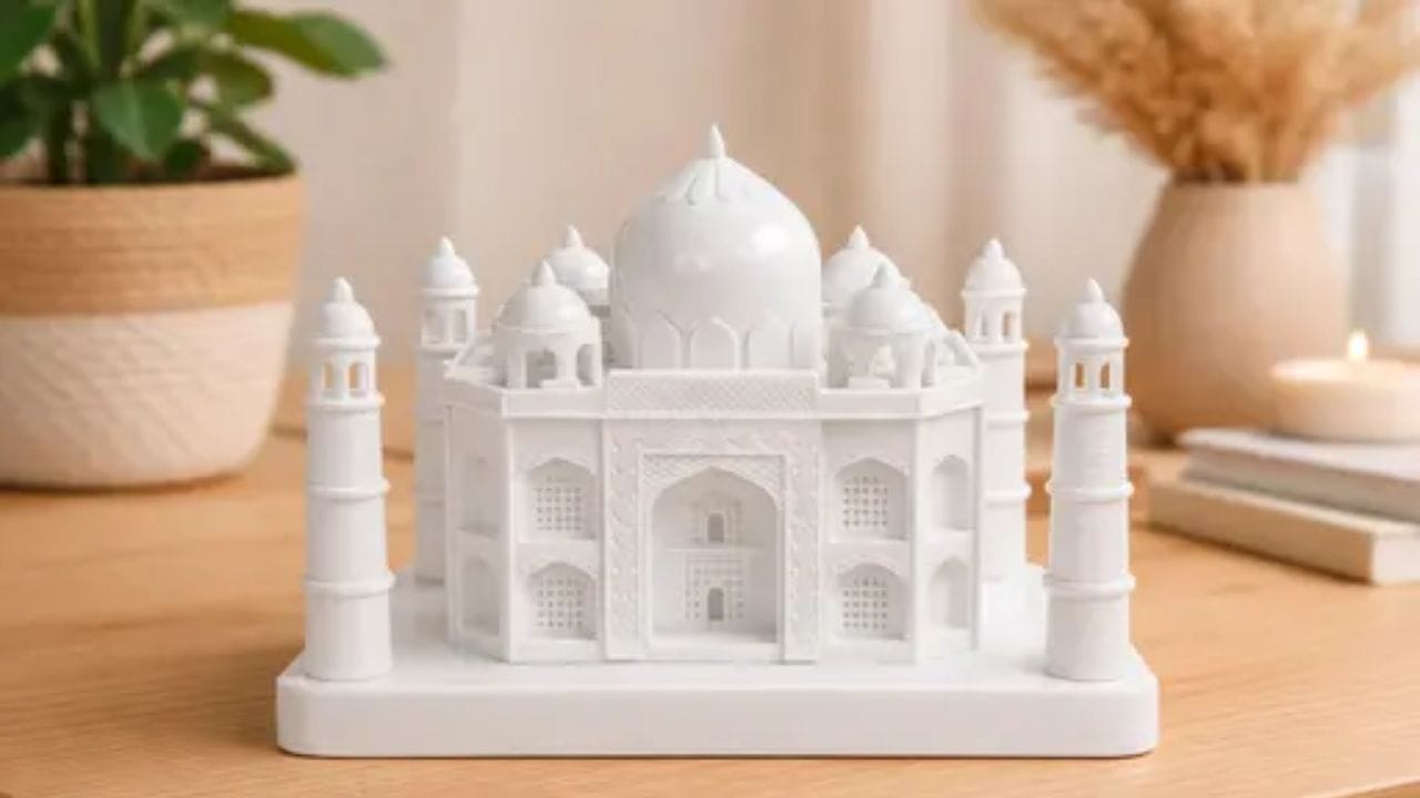 આ કારણોસર તાજમહેલની તસવીર અથવા શો પીસ કોઈને ભેટરૂપે આપવું પણ યોગ્ય માનવામાં આવતું નથી. તેને શુભ માનવામાં આવતું નથી એવી માન્યતા પ્રચલિત છે. જો તમારા ઘરે તાજમહેલનો શો પીસ અથવા તેની તસવીર હોય, તો તેને સજાવટ તરીકે રાખવાનું ટાળવું જોઈએ.