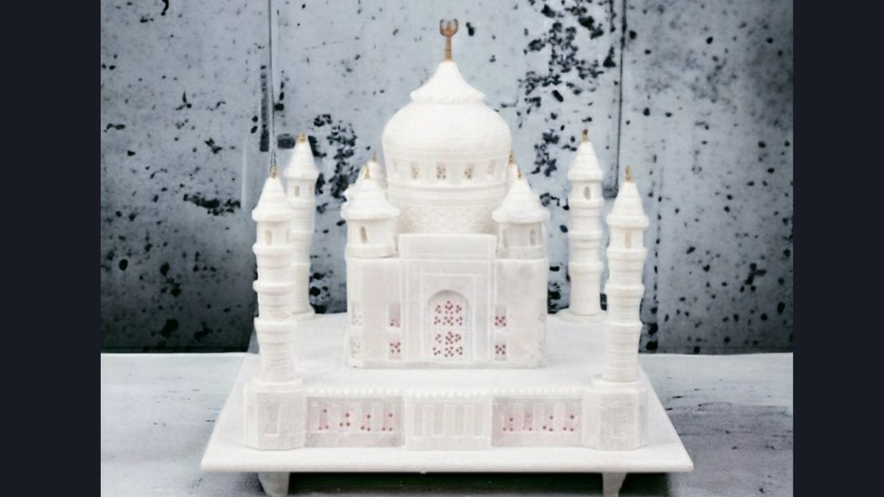 તાજમહેલનું નિર્માણ શાહજહાંએ પોતાની પત્ની મુમતાઝની યાદમાં કરાવ્યું હતું. હિંદુ માન્યતા મુજબ કબરસ્તાન અથવા સમાધિ સંબંધિત તસ્વીરો કે શોપીસ ઘરમાં રાખવી શુભ માનવામાં આવતી નથી. એવું માનવામાં આવે છે કે આવી તસ્વીરો ઘરમાં નકારાત્મક ઉર્જા લાવી શકે છે. તેથી ઘરમાં તાજમહેલનો શોપીસ અથવા તેની તસવીર લગાવવાનું ટાળવું જોઈએ.