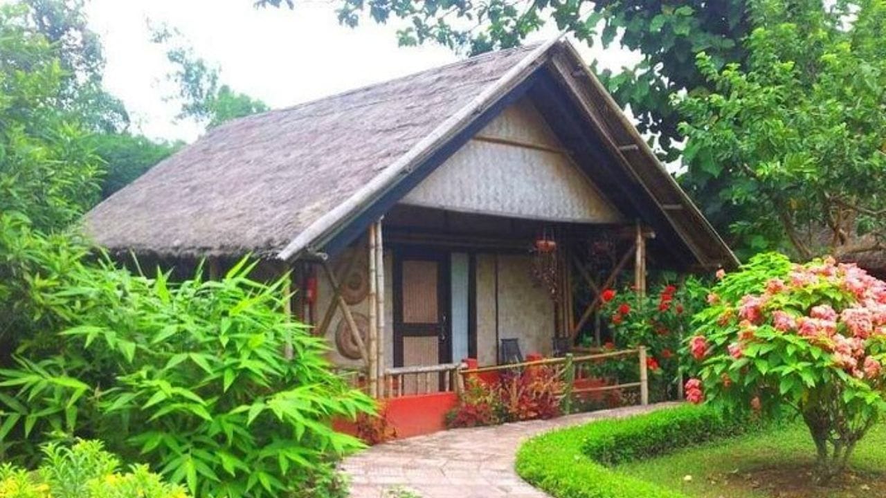 આપણે આપણા ઘરને સુંદર અને આકર્ષક બનાવવા માટે વિવિધ સુશોભન વસ્તુઓનો ઉપયોગ કરીએ છીએ. જોકે, ક્યારેક આપણે એવી વસ્તુઓનો પણ ઉપયોગ કરીએ છીએ જે વાસ્તુ અનુસાર અશુભ માનવામાં આવે છે. આ વસ્તુઓ ઘરને સુંદર બનાવી શકે છે, પરંતુ તે વાસ્તુ દોષોનું કારણ પણ બને છે અને ઘરમાં નકારાત્મક ઉર્જાનો વાસ કરે છે. ઘણા લોકો તેમના ઘરમાં તાજમહેલનું ચિત્ર કે શોપીસ રાખે છે તો શું આમ કરવું વાસ્તુ શાસ્ત્રની દ્રષ્ટિએ શુભ છે કે અશુભ ચાલો અહીં જાણીએ.