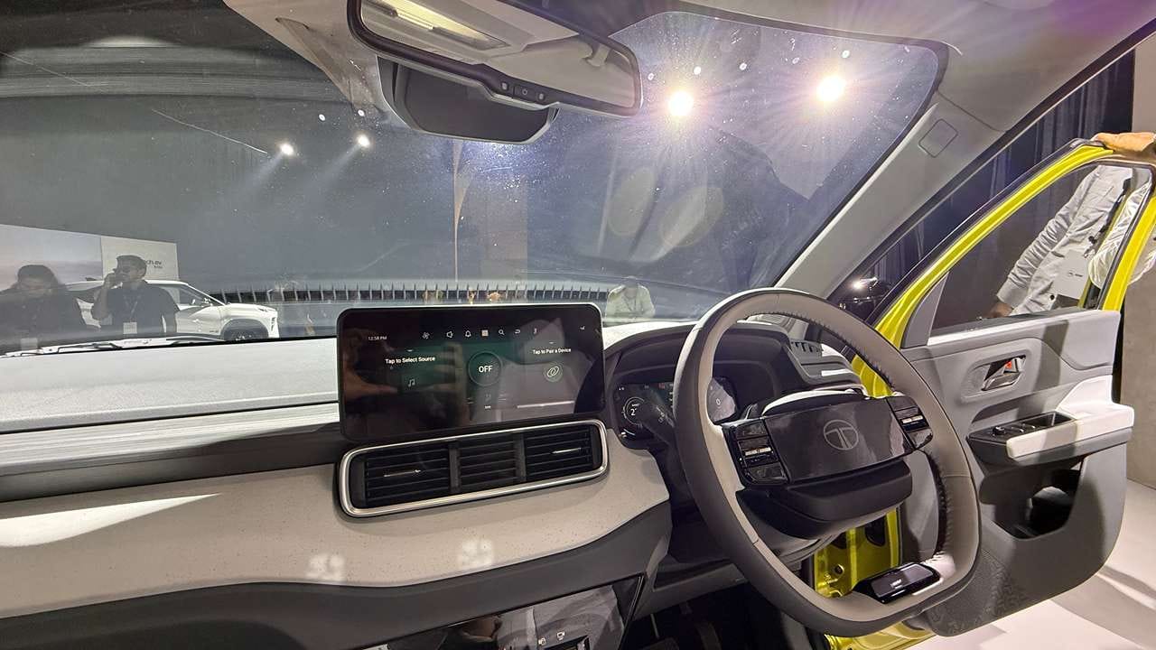 પંચ EV ના ઇન્ટિરિયરમાં કેટલાક ફેરફારો કરવામાં આવ્યા છે. તેમાં હવે 10-ઇંચ ઇન્ફોટેનમેન્ટ સ્ક્રીન, ડિજિટલ ઇન્સ્ટ્રુમેન્ટ ક્લસ્ટર અને પ્રકાશિત લોગો સાથે બે-સ્પોક સ્ટીયરિંગ વ્હીલ છે. સેન્ટર કન્સોલમાં ટચ-ઓપરેટેડ કંટ્રોલ્સ અને રોટરી ડાયલ છે. ડેશબોર્ડ પર લેધરેટ અપહોલ્સ્ટરી અને ડ્યુઅલ-ટોન શેડ્સ, સેન્ટર કન્સોલમાં રોટરી ડાયલ સાથે, તેના દેખાવને વધુ સુંદર બનાવે છે.