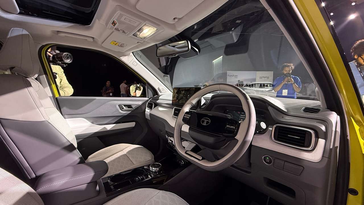 ટાટા પંચ EV ફેસલિફ્ટમાં 40 kWh નો મોટો બેટરી પેક છે, જે ARAI મુજબ, મહત્તમ 468 કિમી રેન્જ ધરાવે છે, જ્યારે રોજિંદા ઉપયોગમાં, તે લગભગ 355 કિમી એવરેજ કરે છે. વધુમાં, 30 kWh બેટરી વિકલ્પ ઉપલબ્ધ છે, જે લગભગ 365 કિમીની રેન્જ આપે છે.