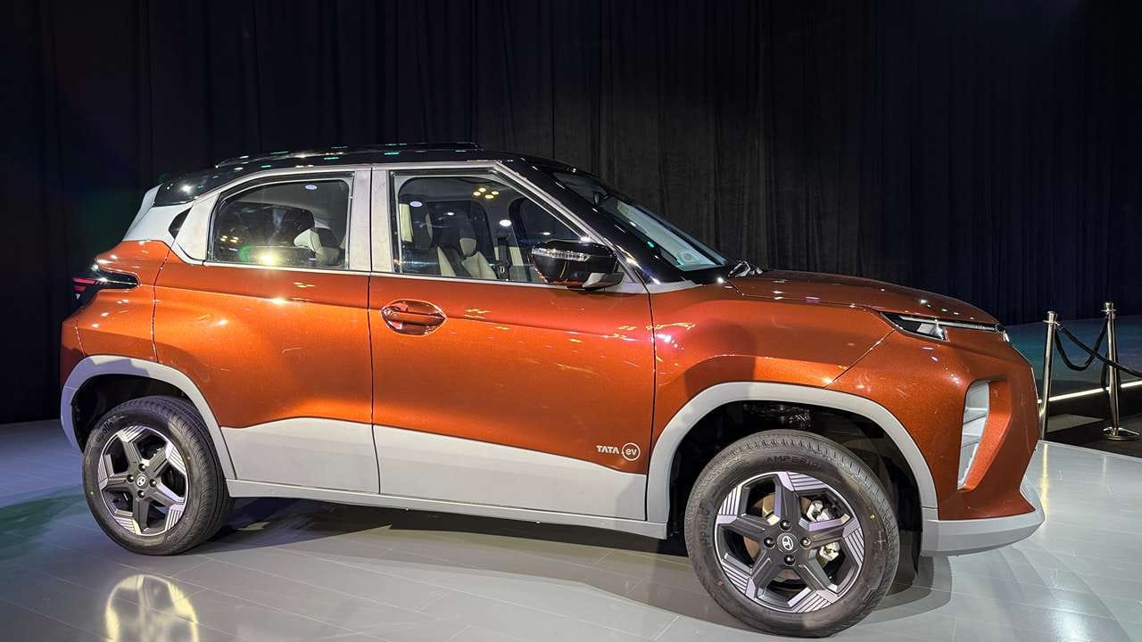 કંપની ભવિષ્ય માટે આ માઇક્રો ઇલેક્ટ્રિક SUV તૈયાર કરવાનો હેતુ ધરાવે છે. પંચ EV ફેસલિફ્ટમાં કોમ્પેક્ટ પરિમાણો અને SUV જેવી ડિઝાઇન હશે. ભારતીય બજારમાં, આ કાર Citroën EC3 સાથે સ્પર્ધા કરશે. બમ્પર ડિઝાઇનમાં પણ નાના ફેરફારો કરવામાં આવ્યા છે. આ ફેરફારો ડિઝાઇનની દ્રષ્ટિએ કારને Nexon EV અને Harrier EV જેવી અન્ય કારની નજીક લાવે છે.