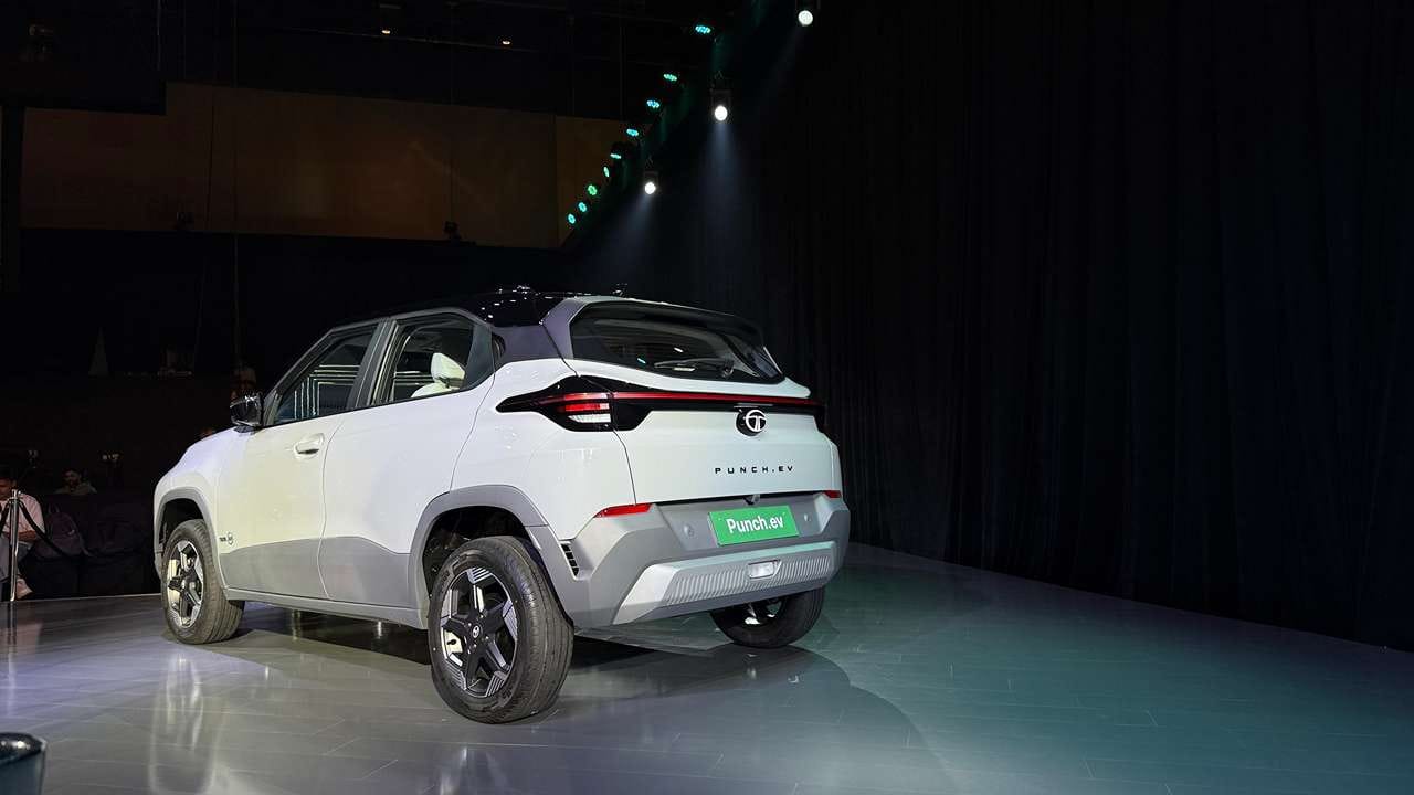 સલામતી સુવિધાઓમાં હિલ હોલ્ડ આસિસ્ટ, છ એરબેગ્સ, ઇલેક્ટ્રોનિક સ્ટેબિલિટી પ્રોગ્રામ, i-TPMS અને ISOFIX માઉન્ટ્સનો સમાવેશ થાય છે જે બધા મોડેલોમાં પ્રમાણભૂત છે. ટાટા પંચ EV ફેસલિફ્ટ 195 mm ના ગ્રાઉન્ડ ક્લિયરન્સ અને 450 mm ના કર્બ વજન સાથે આવે છે. વધુમાં, કારનું કર્બ વજન 1360 kg છે, જે વધુ સારી સ્થિરતા પ્રદાન કરવાનો દાવો કરે છે.