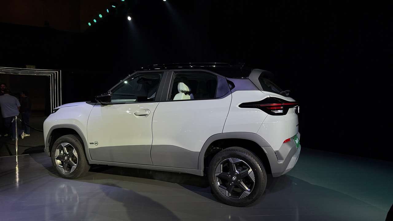 ટાટા પંચ EV ત્રણ ચાર્જિંગ વિકલ્પો પ્રદાન કરે છે. જેમાં DC ફાસ્ટ ચાર્જર - CCS2 છે. વોલ બોક્સ ચાર્જર - 7.2 kW છે. હોમ ચાર્જર - 3.3 kW છે.