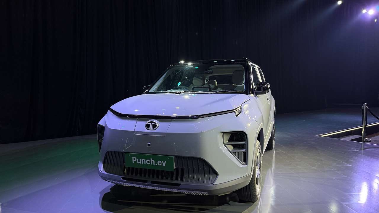 કંપની બેટરી-એઝ-એ-સર્વિસ (BaaS) વિકલ્પ પણ ઓફર કરી રહી છે, જેના હેઠળ આ SUV રૂપિયા 6.49 લાખ (એક્સ-શોરૂમ) ની શરૂઆતની કિંમતે ખરીદી શકાય છે. આ યોજના હેઠળ, ગ્રાહકોએ બેટરી ભાડા તરીકે પ્રતિ કિલોમીટર રૂપિયા 2.6 ચૂકવવા પડશે. બુકિંગ ઓનલાઈન અને ડીલરશીપ બંને પર ખુલી ગયું છે. આ મોડેલ MR અને LR જેવા વિવિધ પ્રકારોમાં ઉપલબ્ધ છે.