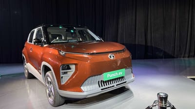 ખૂબ લાંબી રાહ જોવડાયા પછી, ટાટા મોટર્સે આખરે ભારતીય બજારમાં પંચ EV ફેસલિફ્ટ લોન્ચ કરી છે. ટાટા પંચ EV ની કિંમત રૂપિયા 9.69 લાખ (એક્સ-શોરૂમ) થી શરૂ થાય છે, જ્યારે ટોપ વેરિઅન્ટ રૂપિયા 12.59 લાખ (એક્સ-શોરૂમ) સુધી જાય છે.