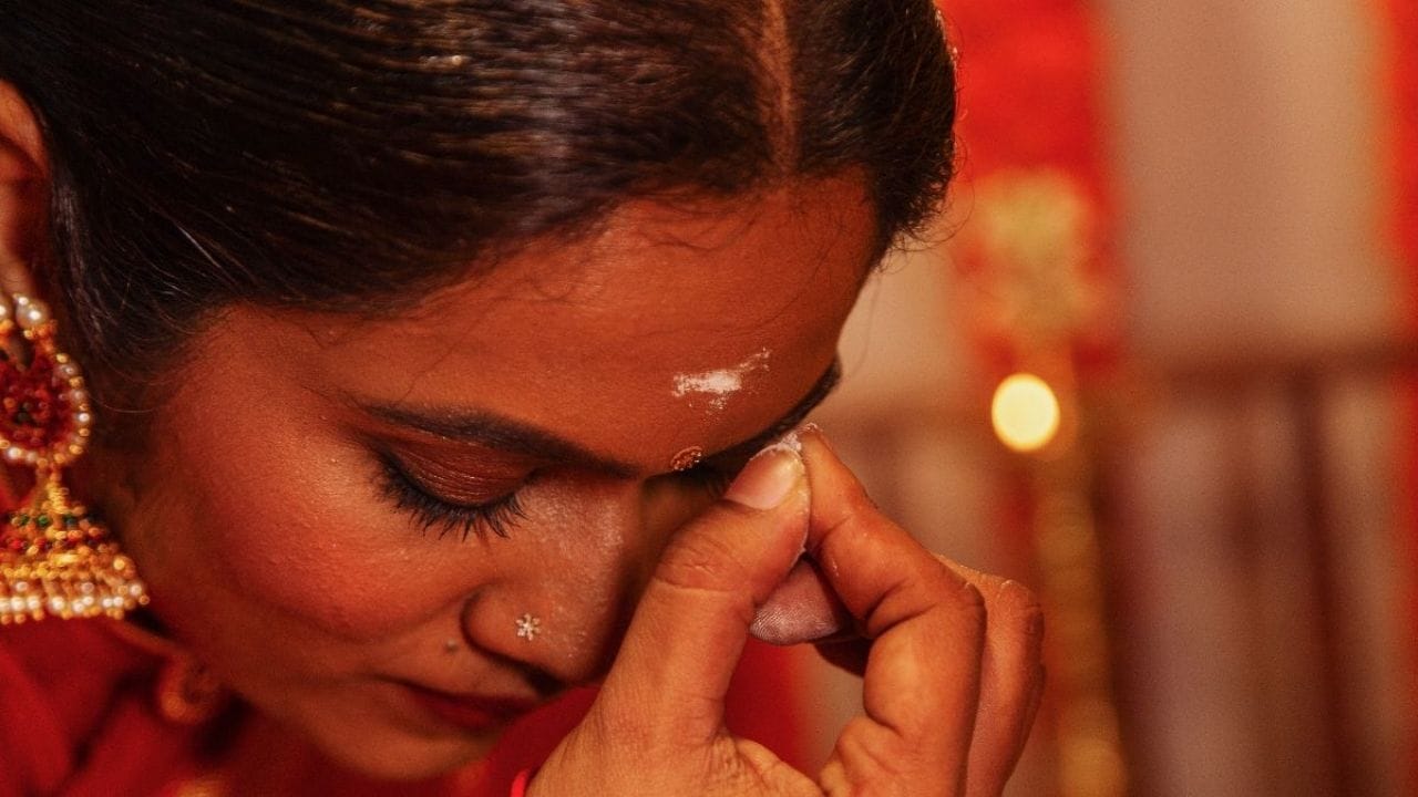 મંગળવાર (મંગળવારનું તિલક) : હિંદુ ધર્મમાં, મંગળવાર ભગવાન હનુમાનનો દિવસ છે, અને મંગળ આ દિવસનો શાસક ગ્રહ છે. લાલ રંગ મંગળ સાથે સંકળાયેલ છે. આ દિવસે લાલ ચંદન લગાવી શકાય છે. લાલ ચંદનના તિલકની અસરથી વ્યક્તિની કાર્યક્ષમતા વધે છે અને તેમના બધા કાર્ય શુભ રીતે પૂર્ણ થાય છે.
