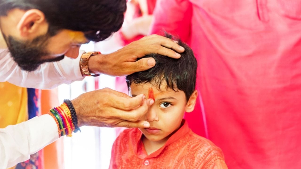 સોમવાર (સોમવાર તિલક) :  સોમવાર ભગવાન શિવને સમર્પિત છે. ચંદ્રના આશીર્વાદ મેળવવા માટે, આ દિવસે સફેદ ચંદનનું તિલક લગાવવું જોઈએ. ચંદ્ર મન માટે જવાબદાર ગ્રહ છે. સફેદ ચંદન મનને નિયંત્રિત કરવામાં મદદ કરે છે. આ દિવસે તમે રાખનું તિલક પણ લગાવી શકો છો. તેની અસર આપણા મનને નકારાત્મક વિચારોથી દૂર કરીને પવિત્રતા તરફ લઈ જાય છે.
