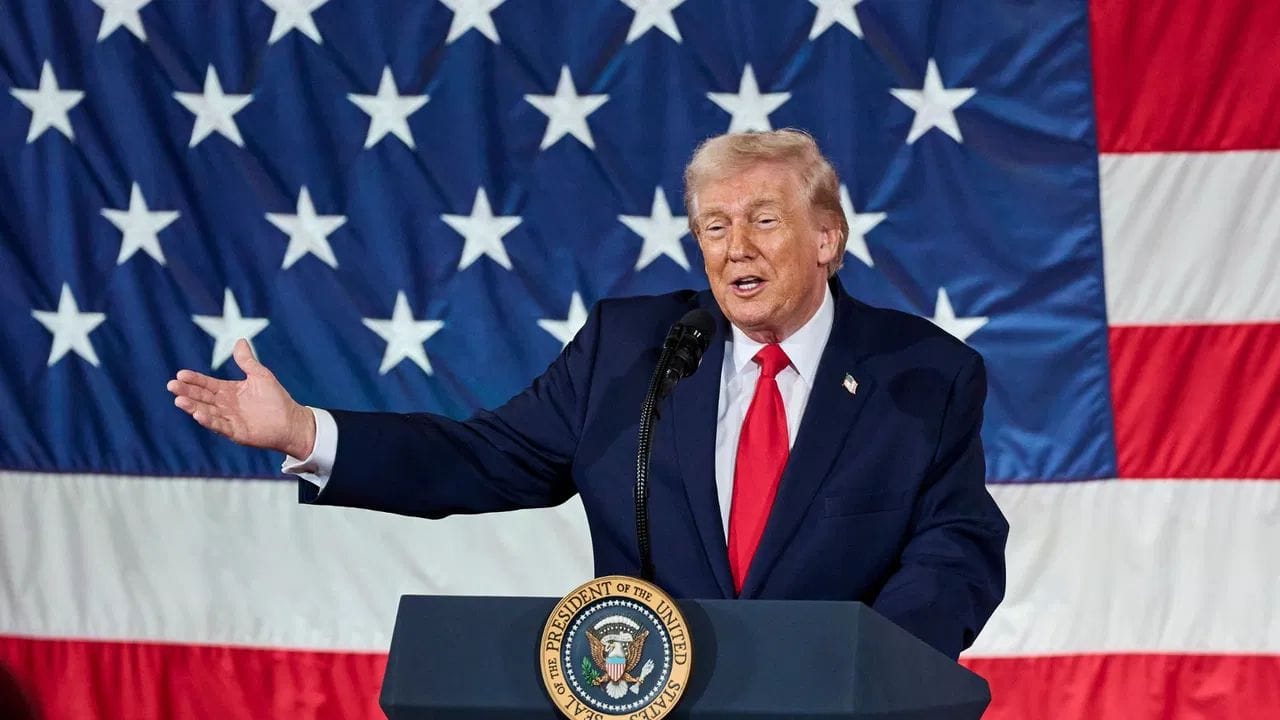 અમેરિકાના રાષ્ટ્રપતિ ડોનાલ્ડ ટ્રમ્પના ઈરાન સાથે યુદ્ધ સમાપ્ત કરવાના નિવેદન બાદ અમેરિકાના શેરબજારમાં નોંધપાત્ર ઉતાર-ચઢાવ જોવા મળ્યો છે. સોમવારે વોલ સ્ટ્રીટના શેર શરૂઆતમાં તીવ્ર ઘટાડો થયો હતો, પરંતુ બાદમાં તે સુધર્યો અને વધારા સાથે બંધ થયો. ટ્રેડિંગના અંતિમ કલાકમાં આ સુધારો થયો, જ્યારે ટ્રમ્પે સંકેત આપ્યો કે ઈરાન સામે અમેરિકા અને ઇઝરાયલ વચ્ચે ચાલી રહેલ યુદ્ધ ટૂંક સમયમાં સમાપ્ત થઈ શકે છે. આ સમાચાર બાદ આજે ભારતીય બજારમાં પણ ઉછાળો જોવા મળી રહ્યો છે. (ફોટો ક્રેડિટ- સોશિય મીડિયા)