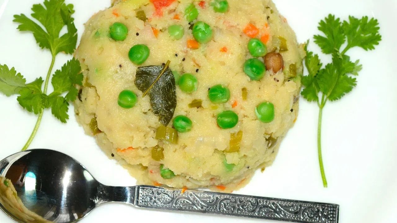 હેલ્ધી ઉપમા બેસ્ટ છે: તમારા ટિફિનમાં પેક કરવા માટે ઝડપી અને હેલ્ધી નાસ્તા માટે તમે સોજી ઉપમા બનાવી શકો છો. તેમાં લીલા વટાણા અથવા શેકેલા મગફળી ઉમેરો. તમે થોડા સમારેલા શાકભાજી પણ ઉમેરી શકો છો, જે તેને વધુ સ્વાદિષ્ટ અને પૌષ્ટિક બનાવે છે.
