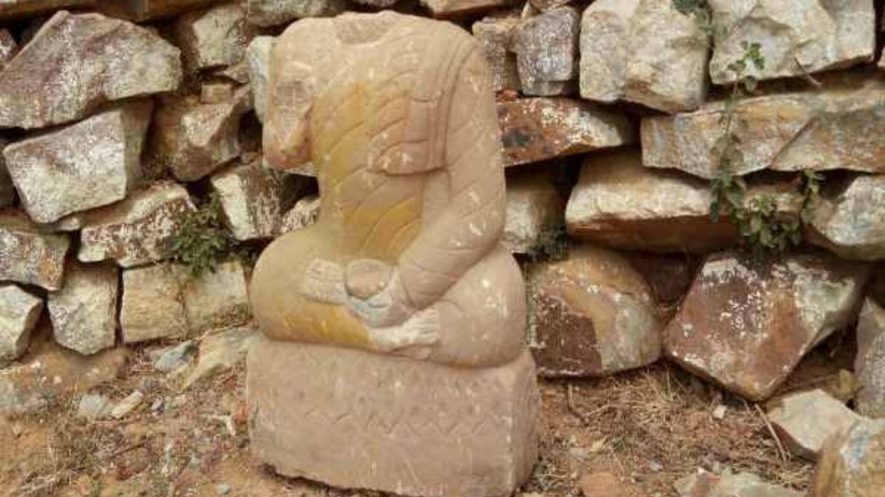 તૂટેલી મૂર્તિઓ: તૂટેલી મૂર્તિઓ અથવા અરીસાઓ, ખાસ કરીને દેવી-દેવતાઓની, તમારા ઘરમાં ન રાખવી જોઈએ. આવી વસ્તુઓ ઘરમાં રાખવી અશુભ માનવામાં આવે છે અને સકારાત્મક ઉર્જાના પ્રવાહને અવરોધી શકે છે, જેનાથી દુર્ભાગ્ય થાય છે.