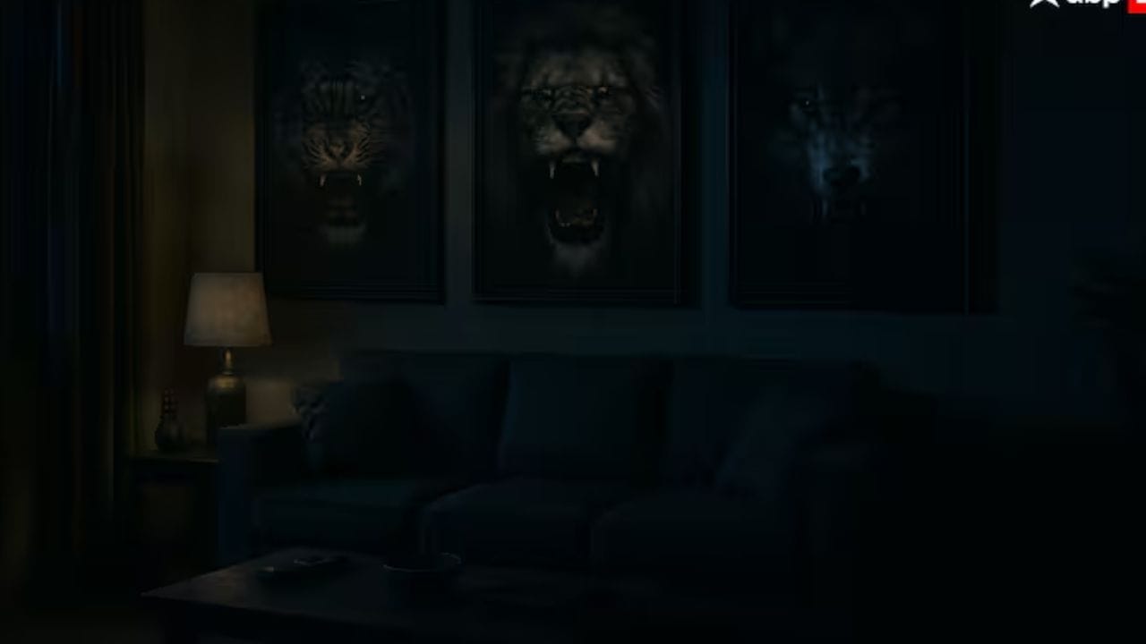 ડરામણા ચિત્રો કે મૂર્તિ કે યુદ્ધના ચિત્રો : વાસ્તુશાસ્ત્ર અનુસાર, ડરામણી વસ્તુઓના ચિત્રો અથવા મૂર્તિઓ ઘરમાં ન રાખવી જોઈએ, કારણ કે તે પોતાની સાથે ભય અને ગુસ્સો જેવી નકારાત્મક લાગણીઓ લાવે છે, જે શાંતિપૂર્ણ વાતાવરણને ખલેલ પહોંચાડી શકે છે. આ સિવાય ઘરમાં યુદ્ધના ચિત્રો પણ દિવાલ પર ના લટકાવવા જોઈએ 