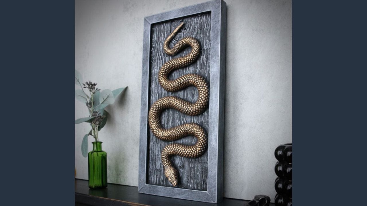 પ્રાણીઓની મૂર્તિઓ: તમને સલાહ આપવામાં આવે છે કે સાપ જેવા ચોક્કસ પ્રાણીઓની મૂર્તિઓ ટાળો. બેડરૂમમાં આવી છબીઓ મૂકવી ખાસ કરીને અશુભ માનવામાં આવે છે. વધુમાં, ક્યારેય એકલા પક્ષીઓ ન રાખો, કારણ કે તેમને હંમેશા જોડીમાં રાખવા જોઈએ; અન્યથા, તેઓ ઘરમાં સંઘર્ષને આમંત્રણ આપે છે, ખાસ કરીને યુગલો માટે.