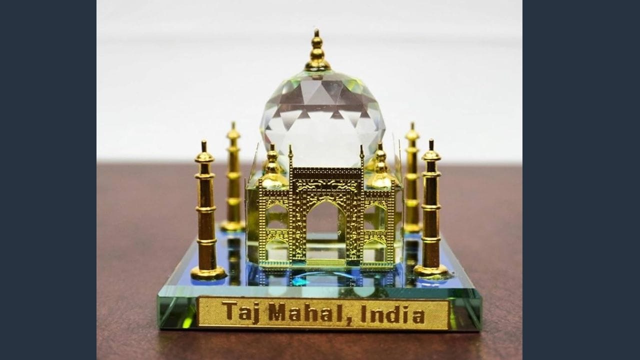 તાજમહેલનું શોપીસ: વાસ્તુશાસ્ત્ર અનુસાર, તાજમહેલના ચિત્રો અથવા શોપીસ રાખવા અશુભ માનવામાં આવે છે, કારણ કે તે ફક્ત એક સુંદર સ્મારક જ નથી પણ એક મકબરો પણ છે. તાજમહેલ મૃત્યુનું પ્રતીક છે, જે તમારા ઘરમાં સ્થિર ઊર્જા આકર્ષિત કરી શકે છે, જે તમારી પ્રગતિને અવરોધે છે.