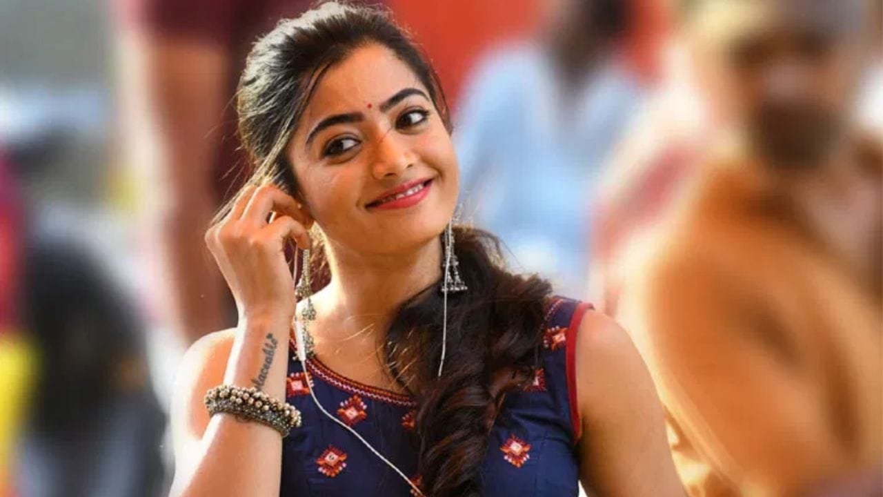 રશ્મિકા મંદાના હાલમાં સોશિયલ મીડિયા પર ફરી ચર્ચામાં છે, પરંતુ Dismal તેમના લગ્નને લીધે નહીં, પરંતુ એક જૂના ઓડિયો ક્લિપને કારણે. આ ઓડિયો ક્લિપ લગભગ 8 વર્ષ જૂની છે અને હાલમાં વાયરલ થઇ રહી છે, જેના કારણે રશ્મિકા મંદાનાએ પોતાની નારાજગી જાહેર કરી છે.