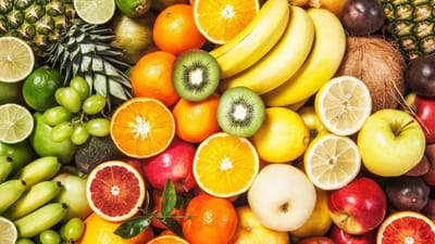 ઘણા લોકો માનતા હોય છે કે ફળનો જ્યુસ પીવો એટલે શરીરને વધુ પોષણ મળે. ખાસ કરીને નાસ્તા સમયે અથવા ડાયેટ દરમિયાન લોકો જ્યુસને વધુ સ્વસ્થ વિકલ્પ માને છે. પરંતુ આરોગ્ય નિષ્ણાતો ઘણીવાર સલાહ આપે છે કે ફળનો જ્યુસ પીવાને બદલે સીધું આખું ફળ ખાવું વધુ ફાયદાકારક છે. ઘણા સંશોધનો અને પોષણ સંબંધિત અભ્યાસો પણ આ વાતને સમર્થન આપે છે કે આખું ફળ શરીરને વધુ સંતુલિત પોષણ પૂરૂં પાડે છે.