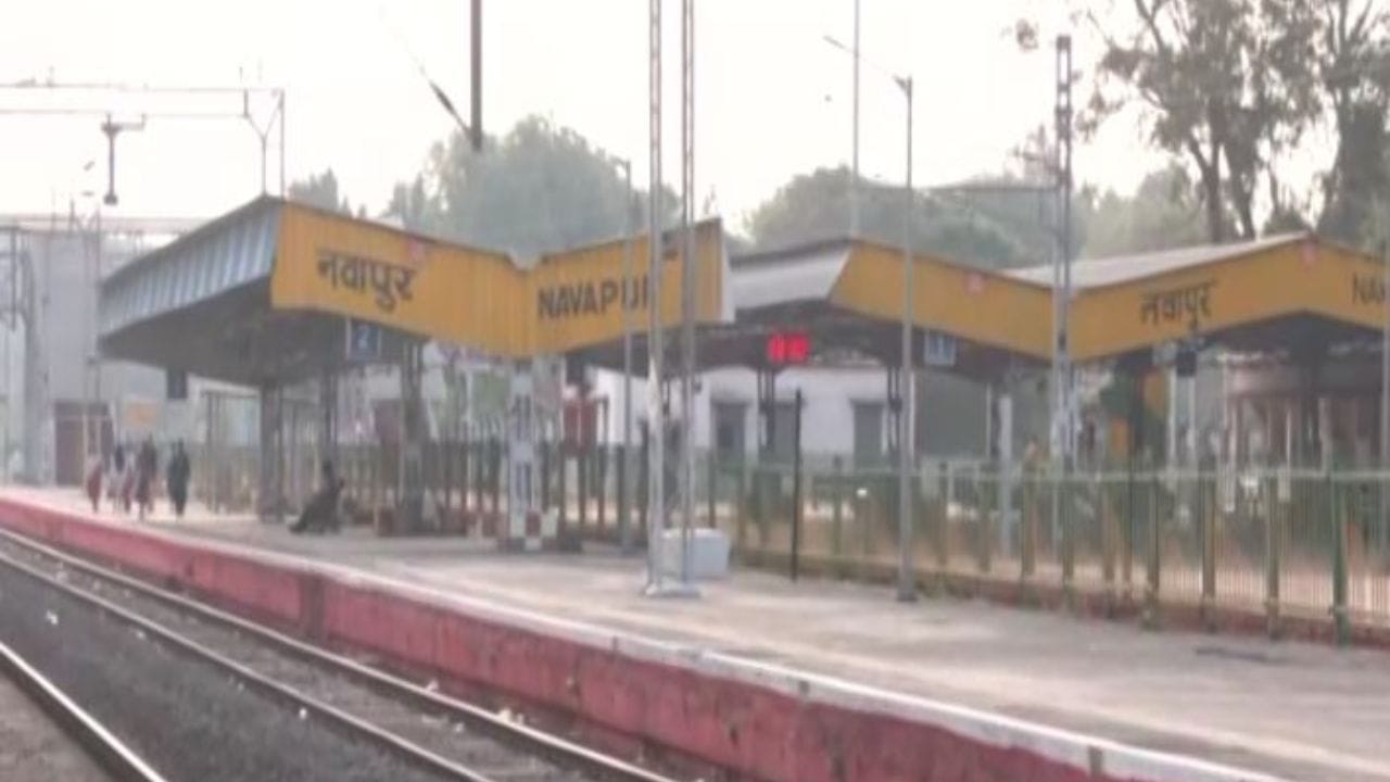 રાજ્યના નિયમોમાં પણ જોવા મળે છે તફાવત: ગુજરાત અને મહારાષ્ટ્રના કાયદા અલગ હોવાને કારણે સ્ટેશન પર કેટલીક વિચિત્ર પરિસ્થિતિઓ પણ સર્જાય છે. ગુજરાતમાં દારૂબંધી છે (Dry State), જ્યારે મહારાષ્ટ્રમાં આવા કોઈ નિયમ નથી. આથી સ્ટેશનના એક ભાગમાં જે વસ્તુ પર પ્રતિબંધ છે, તે બીજા ભાગમાં માન્ય હોઈ શકે છે. વર્ષો પહેલા જ્યારે રાજ્યોની સીમાઓ નક્કી થઈ ત્યારે આ સ્ટેશન બરાબર વચ્ચે આવી ગયું હતું, જે આજે પણ તે જ સ્થિતિમાં છે.