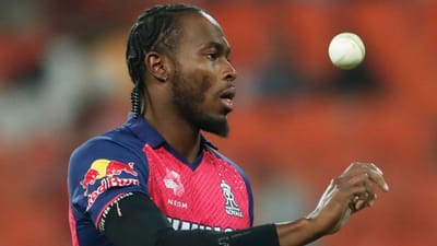 Jofra Archer - Rajasthan Royals: આ લિસ્ટમાં સૌથી ઉપર રાજસ્થાન રોયલ્સ ના ફાસ્ટ બોલર જોફ્રા આર્ચર નું નામ છે. 23 માર્ચ 2025 ના રોજ સનરાઇઝર્સ હૈદરાબાદ સામે રમાયેલી મેચમાં,  આર્ચરે 4 ઓવરમાં 76 રન ખર્ચ્યા હતા અને તે એક પણ વિકેટ લઈ શક્યો ન હતો. હૈદરાબાદના બેટ્સમેનોએ તેની વિરુદ્ધ ખુલીને રન બનાવ્યા અને તેને આખી મેચ દરમિયાન ક્યાંય પણ રાહત મળી નહીં. (Photo-BCCI)