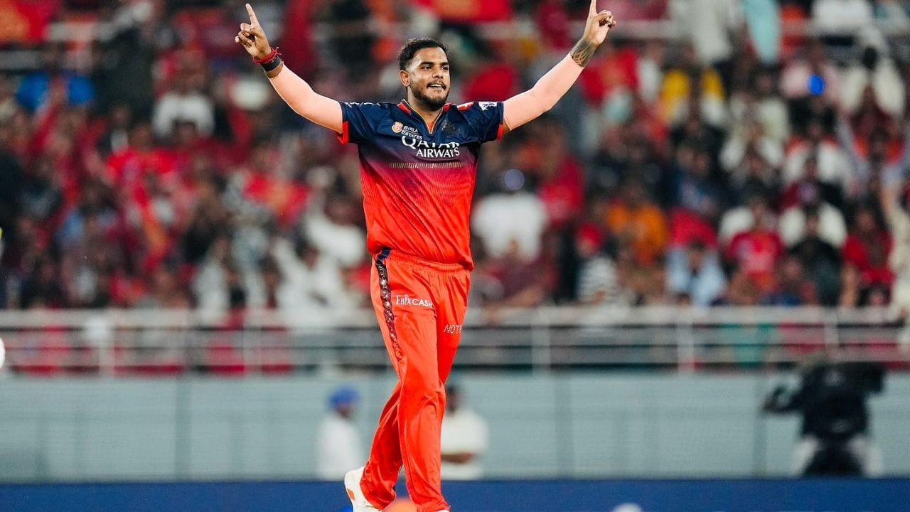 IPL 2026 પહેલા ડિફેંડિંગ ચેમ્પિયન રોયલ ચેલેન્જર્સ બેંગ્લોરને મોટો ઝટકો લાગ્યો છે. ટીમ ના ઝડપી બોલર યશ દયાલ આ સીઝનમાંથી સંપૂર્ણ બહાર છે. ફ્રેન્ચાઇઝીએ સ્પષ્ટ કર્યું છે કે તેઓ વ્યક્તિગત કારણોસર ઉપલબ્ધ રહેશે નહીં. જોકે, તેઓ ટીમ સાથેના કરાર (કોન્ટ્રેક્ટ) માં જોડાયેલા છે.