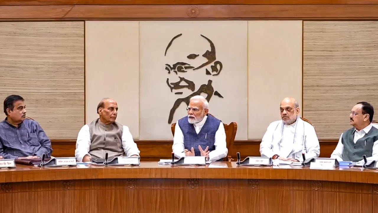 ખૂટી જશે પેટ્રોલ-ડીઝલ? પશ્ચિમ એશિયામાં ભભૂકી રહેલી યુદ્ધની જ્વાળાઓ વચ્ચે ભારતીયોમાં ફાળ પડી છે, પણ સરકારે સ્પષ્ટ કર્યું છે કે ડરવાની જરૂર નથી. LPG અને પેટ્રોલિયમનું 'એડવાન્સ બુકિંગ' કરી લેવાયું છે અને સપ્લાય ચેઈન જાળવી રાખવા સરકારે અત્યારથી જ મોટા ઓર્ડર આપી દીધા છે.