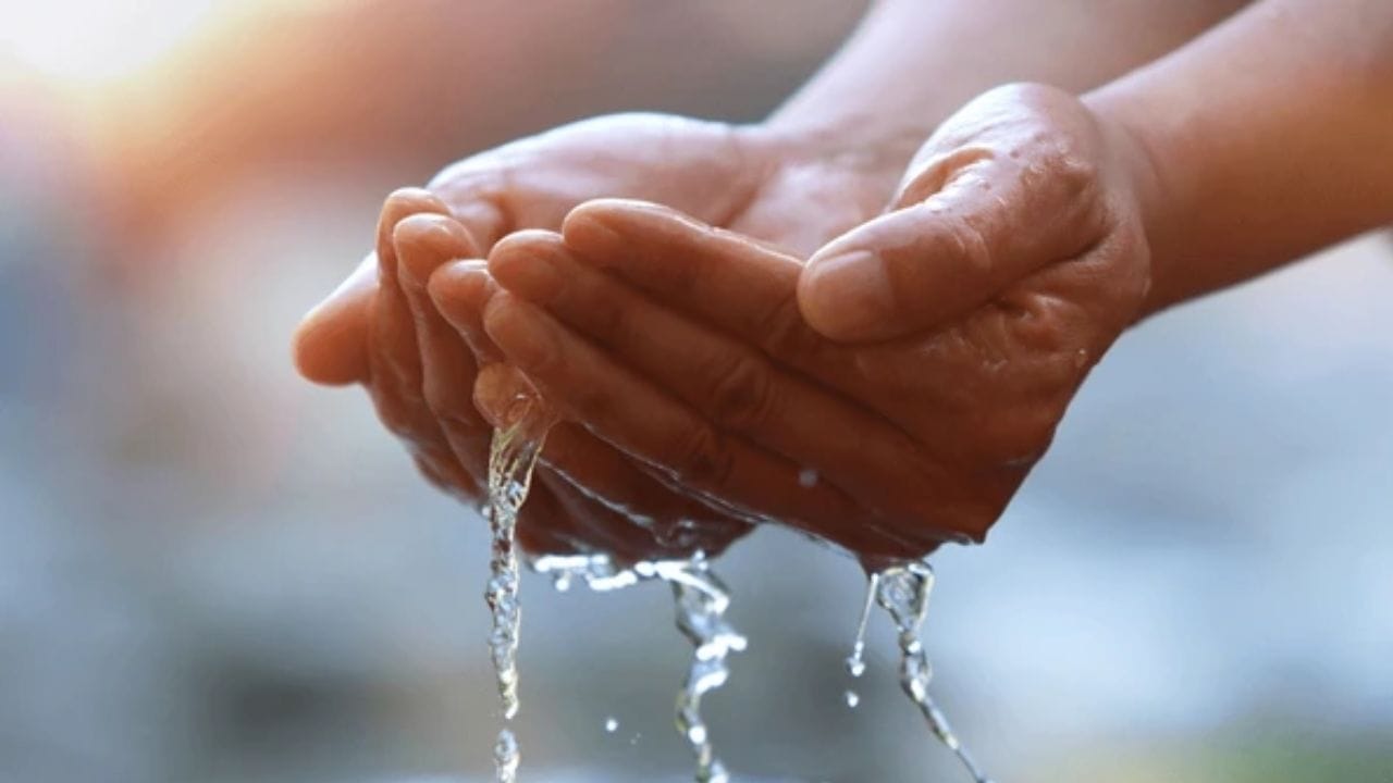 વિશ્વનો આશરે 71 ટકા ભાગ પાણીથી ઢંકાયેલો છે. પરંતુ માનવ જરૂરિયાતો માટે માત્ર 3 ટકા જ પાણી પીવાલયક છે. વૈશ્વિક વસ્તીમાં  વધારો થતાં પાણીની માંગ ચિંતાજનક બની છે. યુનાઇટેડ સ્ટેટ્સ જીઓલોજિકલ સર્વે (USGS) ના ડેટા પર આધારિત તાજેતરના અહેવાલમાં વિશ્વના સૌથી વધુ પાણી વપરાશકારોનો ખુલાસો થયો છે. આ યાદીમાં ભારતથી લઈને યુનાઇટેડ સ્ટેટ્સ સુધીના દેશોનો સમાવેશ થાય છે. જ્યાં દર વર્ષે કૃષિ, ઉદ્યોગ અને ઘરેલું જરૂરિયાતો માટે  બિલિયન ક્યુબિક મીટર પાણીનો ઉપયોગ કરવામાં આવે છે. આ આંકડા માત્ર આઘાતજનક નથી પણ ભવિષ્યના જળ સંકટનો ગંભીર સંકેત પણ છે. (ફોટો ક્રેડિટ-Google)