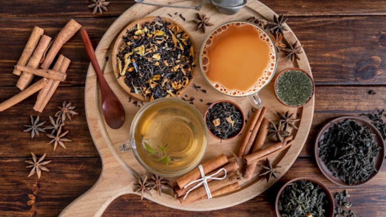 ભારતમાં ચાનો ઇતિહાસ બહુ જૂનો નથી. 19 મી સદીના અંતમાં અને 20 મી સદીની શરૂઆતમાં અંગ્રેજોએ ભારતમાં મોટા પાયે ચાના બગીચા સ્થાપ્યા. તેમનો મુખ્ય ધ્યેય વિદેશમાં ચાની નિકાસ કરવાનો હતો. પરંતુ જ્યારે વૈશ્વિક માંગમાં ઘટાડો થયો ત્યારે તેમણે ભારતને એક મુખ્ય બજાર તરીકે વિકસાવવાનું નક્કી કર્યું. (ફોટો Google)