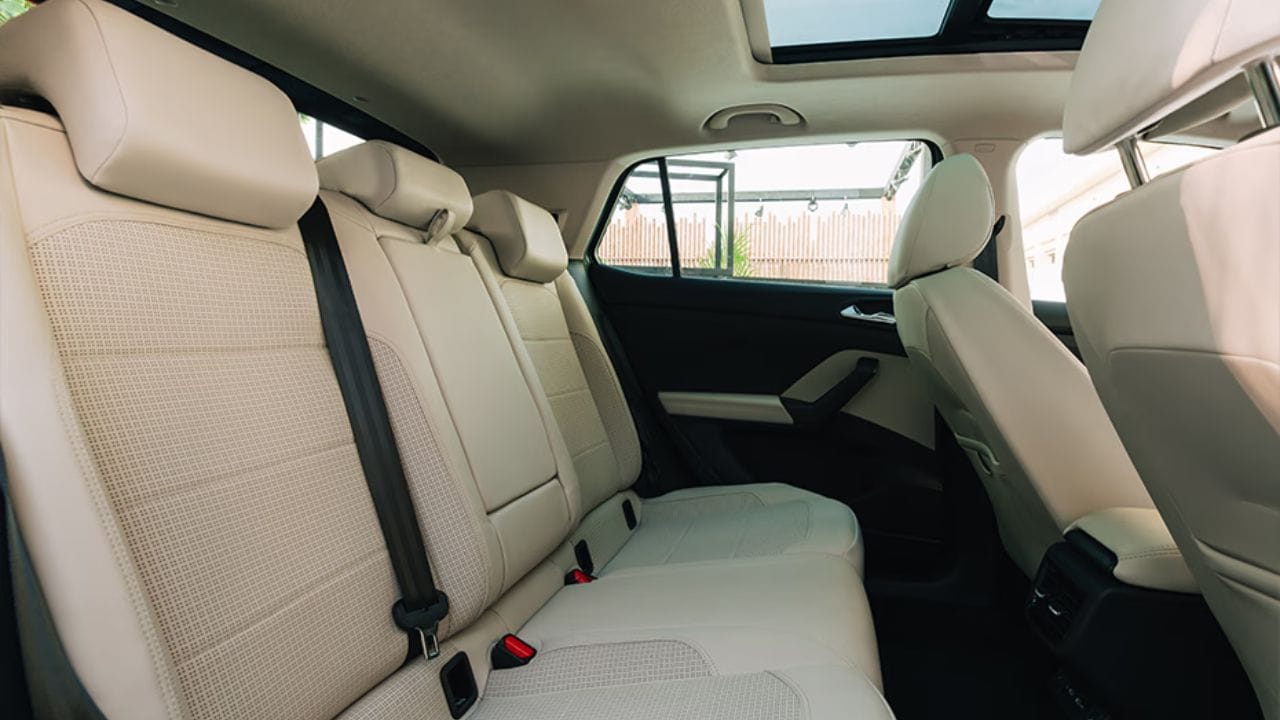 એન્જિન અને પાવરફુલ 8-સ્પીડ ગિયરબોક્સ- કારના મિકેનિકલ પાર્ટમાં સૌથી મોટો ફેરફાર તેના ટ્રાન્સમિશનમાં છે: (01)નવું ગિયરબોક્સ: 1.0-લિટર TSI એન્જિનમાં હવે જૂના 6-સ્પીડને બદલે નવું 8-સ્પીડ ઓટોમેટિક ગિયરબોક્સ મળશે. (02) માઈલેજ: કંપનીનો દાવો છે કે 1.0-લિટર મેન્યુઅલ 19.66 kmpl અને નવું 8-સ્પીડ ઓટોમેટિક વેરિએન્ટ 19.09 kmpl ની શાનદાર માઈલેજ આપશે. (03)એન્જિન ઓપ્શન: કારમાં 1.0-લિટર અને 1.5-લિટર TSI પેટ્રોલ એન્જિનના વિકલ્પો યથાવત રાખવામાં આવ્યા છે.