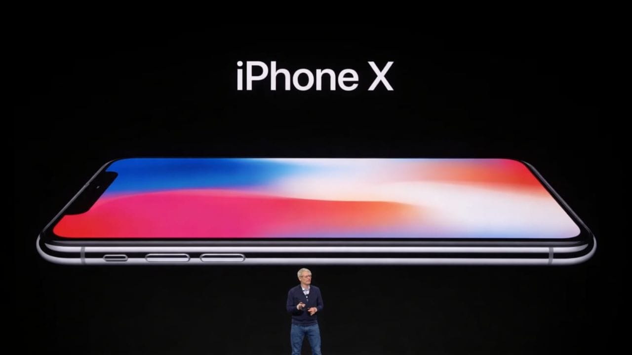 iPhone X એ ઓલ-સ્ક્રીન ડિઝાઇન સાથે સ્માર્ટફોનને નવી ઓળખ આપી. તેમાં હોમ બટન હટાવીને Face ID જેવી ટેક્નોલોજી રજૂ થઈ, જેનાથી યુઝર અનુભવ વધુ આધુનિક બન્યો. (Image Credit- Social Media)