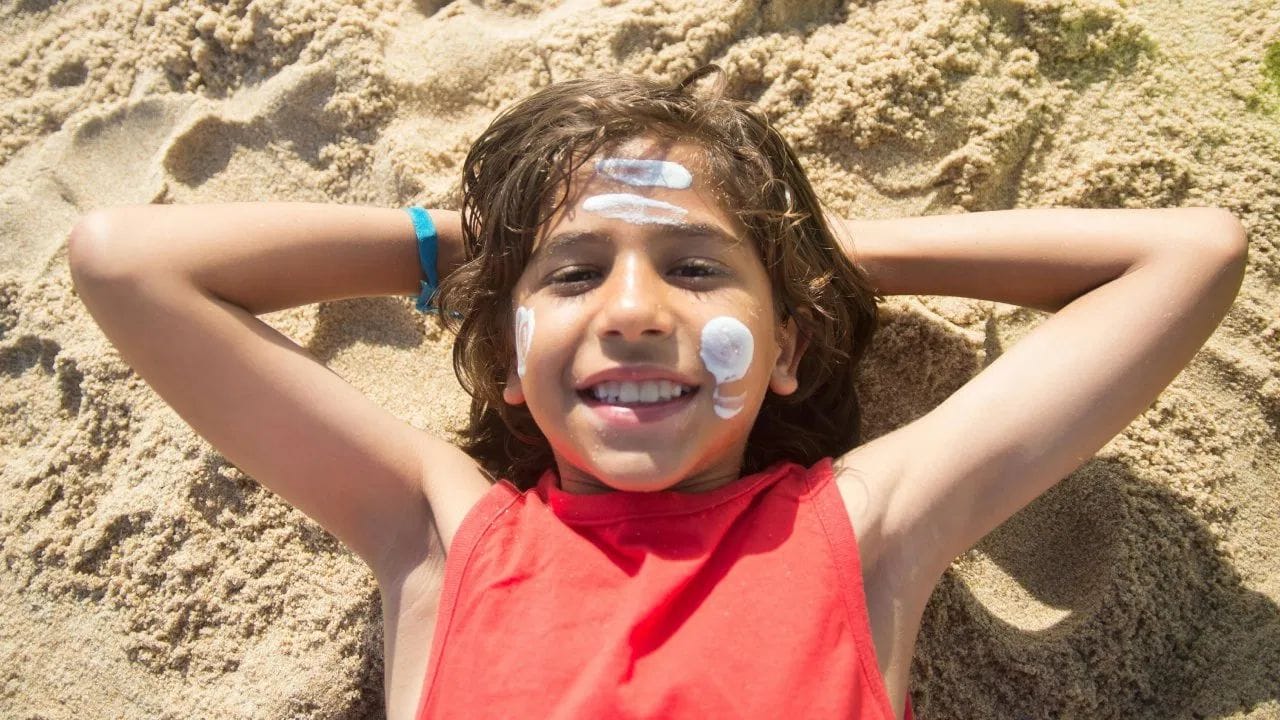 દિવસની શરૂઆતમાં જ સનસ્ક્રીન લગાવવું શ્રેષ્ઠ ગણાય છે. બહાર જવાના લગભગ 15 થી 20 મિનિટ પહેલાં સનસ્ક્રીન લગાવવાથી તે ત્વચા સાથે સારી રીતે સેટ થઈ જાય છે. જો તમે સવારે જ સનસ્ક્રીન લગાવી લો, તો તે આખા દિવસ દરમિયાન એક પ્રાથમિક રક્ષણ આપે છે. ઘણા લોકો માનતા હોય છે કે માત્ર તડકામાં જ સનસ્ક્રીન જરૂરી છે, પરંતુ હકીકતમાં ઘરમાં હોવા છતાં પણ UV કિરણો સ્કિન સુધી પહોંચી શકે છે. તેથી ઘરેથી બહાર ન જતાં હોવ તો પણ સનસ્ક્રીન લગાવવું યોગ્ય છે.