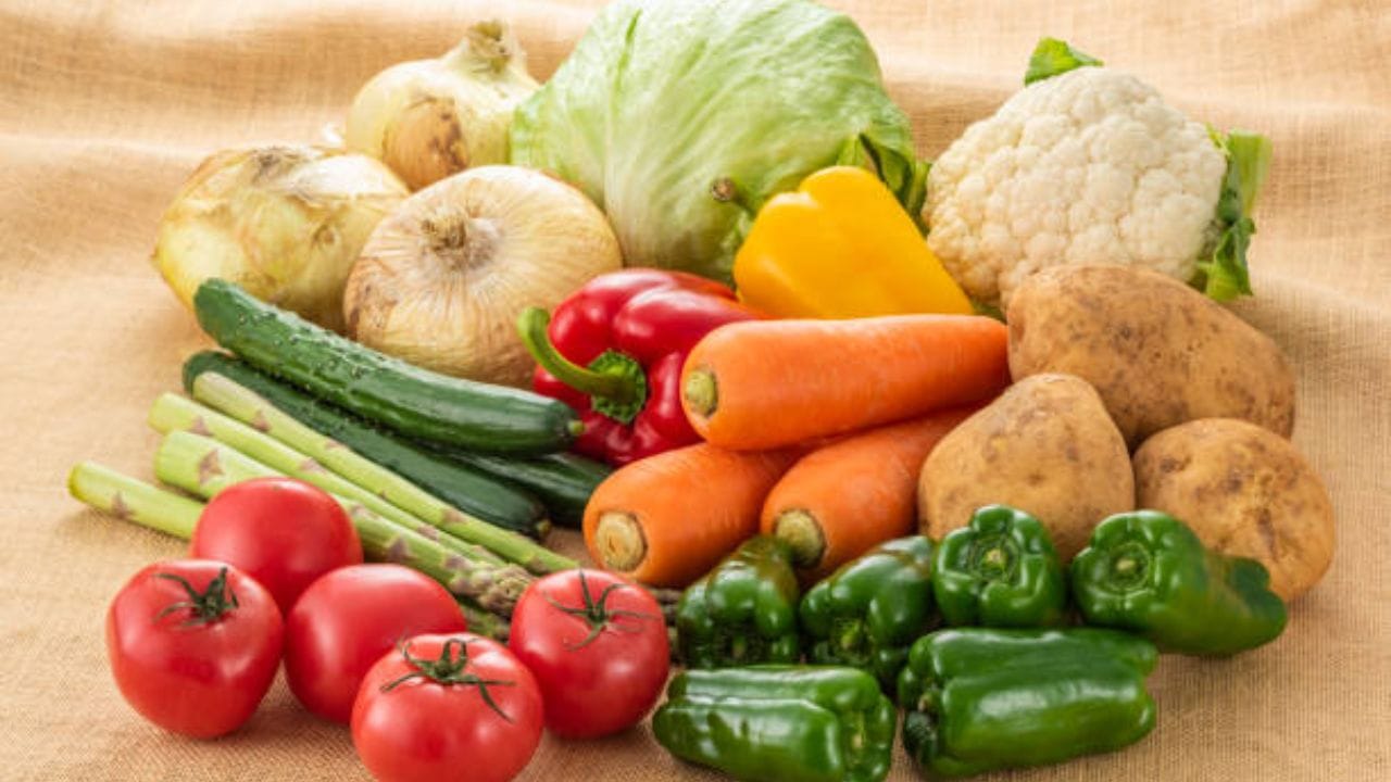 આ રીતે જોવામાં આવે તો ભારતની થાળીમાં આવતી ઘણી શાકભાજી મૂળે વિદેશી છે. છતાં સમય સાથે તે ભારતીય સંસ્કૃતિનો મહત્વનો ભાગ બની ગઈ છે. આજકાલ આ શાકભાજી અહીં સૌથી વધુ ઉગાડવામાં આવે છે અને લોકોના રોજિંદા ભોજનમાં મુખ્ય સ્થાન ધરાવે છે. આથી કહી શકાય કે ભલે મૂળ વિદેશી હોય, પરંતુ આજે આ શાકભાજી સંપૂર્ણ રીતે ‘દેશી’ બની ગઈ છે. (All Image Credit- Social Media)