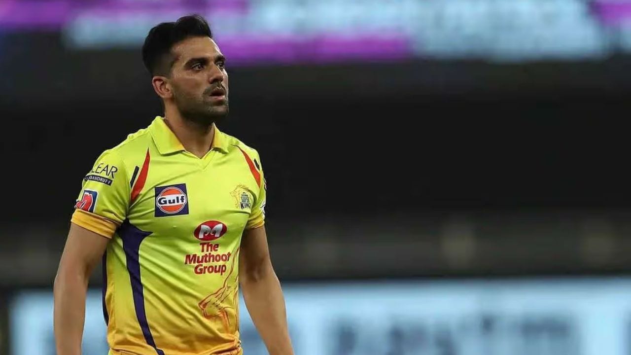 દીપક ચાહરના એક ઇનિંગમાં 20 ડોટ બોલ (2019): કોલકાતા સામે ચાહરે પોતાના 24 બોલમાંથી 20 બોલમાં એક પણ રન આપ્યો નહોતો. પાવરપ્લેમાં આ પ્રકારની બોલિંગ કરવી એ ખૂબ જ કઠિન હોય છે. (Photo-BCCI)