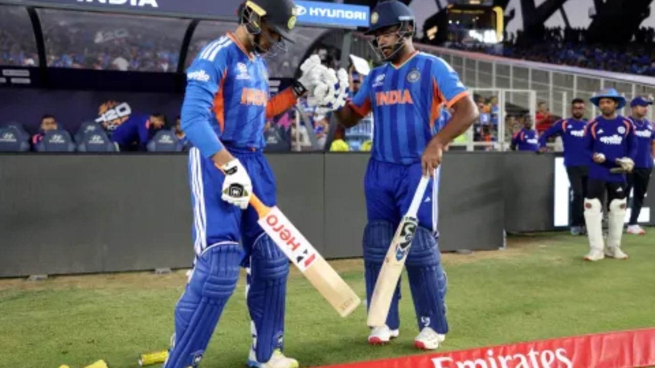 આઇસીસી ટી20 વિશ્વ કપ 2026 ના ફાઈનલના મહામંચ પર અભિષેક શર્મા અને સંજુ સેમસનની જોડીએ પોતાની તોફાની બેટિંગથી ઈતિહાસના પાનાઓમાં નામ નોંધાવી દીધું છે. ભારતીય ઓપનિંગ જોડીએ મેદાન પર ઉતરતાની સાથે જ આક્રમક વલણ અપનાવ્યું હતું અને ન્યુઝીલેન્ડના બોલરો સામે રનનો પહાડ ખડકવાની શરૂઆત કરી હતી.