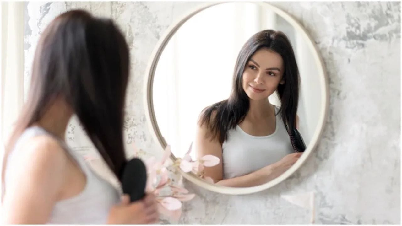 વાસ્તુ શાસ્ત અનુસાર સવારે ઉઠતાં જ અરીસામાં ન જોવુ. તેને અશુભ માનવામાં આવે છે. તેના બદલે તમારા ઈષ્ટદેવનું સ્મરણ કરવુ સારુ મનાય છે. 