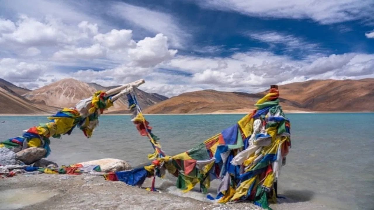 Ladakh: લદ્દાખ એ ભારતના સૌથી સુંદર પ્રવાસ સ્થળોમાંથી એક છે. શિયાળામાં અહીં ભારે બરફવર્ષા થાય છે અને આખો વિસ્તાર સફેદ ચાદરથી ઢંકાઈ જાય છે, પરંતુ ઉનાળામાં અહીંનું સૌંદર્ય અલગ જ લાગે છે. ઠંડુ વાતાવરણ અને પહાડોના અદ્ભુત નજારા પ્રવાસીઓને ખૂબ આકર્ષે છે. અહીં પ્રવાસીઓ મનાલી-લેહ અને શ્રીનગર-લેહ હાઇવે પર સફર કરવાનું પસંદ કરે છે. ઉપરાંત, પેંગોંગ તળાવ(pangong lake) અને નુબ્રા ઘાટી(nubra valley) જેવા સ્થળો અહીંના મુખ્ય આકર્ષણ છે.